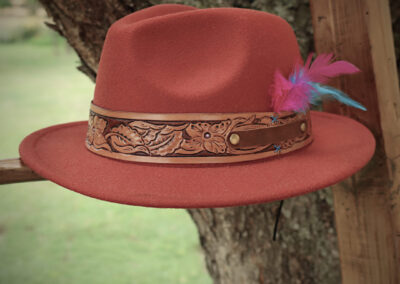 Fascia decorativa in cuoio per cappello con piume