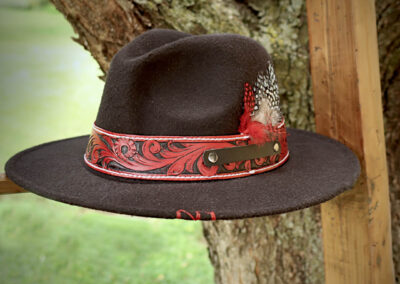 Fascia decoratica in cuoio per cappello con piume